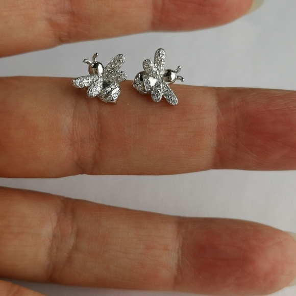 Cz Sterling silver bumble bee stud earrings 🆕 - Picture 7 of 8